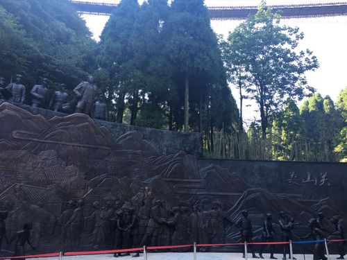 娄山关自古为川黔交通要隘,北距巴蜀,南扼黔桂,为黔北咽喉