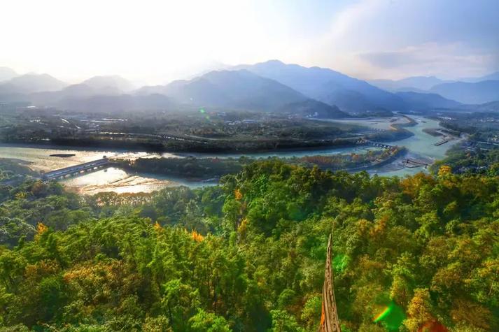 全山林木青翠,四季常青,诸峰环峙,状若城廓,故名青城山